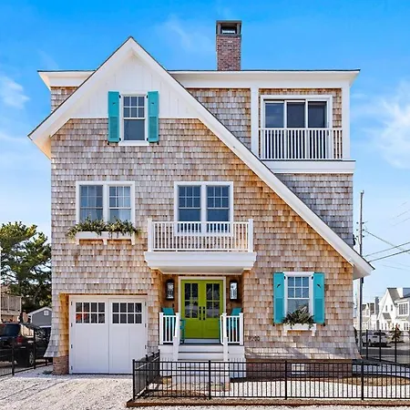 Stunning Ocean-Side 4 Bedroom Property With A Hot Tub And Endless Views